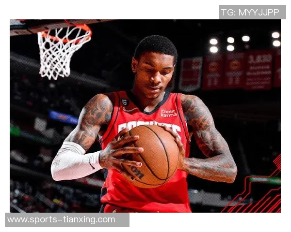 狄龙生强势反击小波特上演精彩双手暴扣展现老将风采 狄龙生强势反击小波特上演精彩双手暴扣展现老将风采